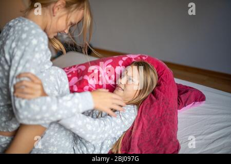 Zwei Mädchen streiten und kämpfen miteinander Stockfoto