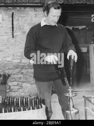 Bild zeigt: Weinherstellung. Abfüllung des Weines: Sterilisieren der Flaschen. Stockfoto