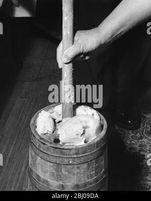 Miss Peggy Macleod, die Butter mit dem Kolben in Daliburgh South Uist Äußere Hebridges Schottland - September 1961 Stockfoto