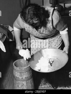 Miss Peggy Macleod macht Butter in Daliburgh South Uist Äußere Hebriden Schottland - September 1961 Stockfoto