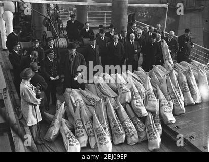 Empire-Produkte in den Royal Albert Docks - 4,000 Lämmer, die von Australiern an Freunde in diesem Land geschickt wurden, kamen an Bord der SS Largs Bay in Anwesenheit von Sir Granville Ryrie, Hochkommissar - 8. Dezember 1931 an den Royal Albert Docks an Stockfoto