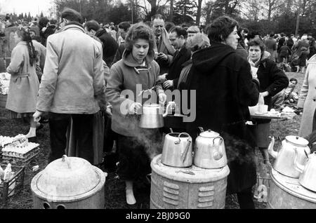 1958 CND London nach Aldermaston März - der marsch ist beendet, und die Feldküchen sind auf dem Feld bei Aldermaston unter Druck, die Heißgetränke und Lebensmittel für müde Marschers ausstellen. Die einzige wirkliche Aufregung des marsches war noch nicht gekommen Stockfoto