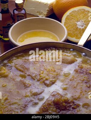 Crepes Suzette: Crepes Mit Orangenlikör. - das Dessert Crepe Suzette wurde zu Ehren der französischen Schauspielerin Suzanne Reichenberg benannt. Stockfoto