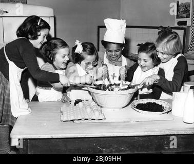 Junge Mädchen machen Christmas Pudding in Dr. Barnardo's Home in Beckenham, Kent, England - 3. Dezember 1959 Stockfoto