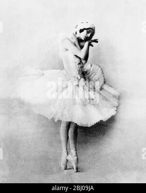 Anna Pavlova als Schwan - Skizzenergänzung - das auf Meringue basierende Dessert Pavlova ist nach der russischen Ballerina Anna Pavlova benannt. Das Dessert soll zu Ehren der Tänzerin während oder nach einer ihrer Touren nach Australien und Neuseeland in den 1920er Jahren entstanden sein. Stockfoto