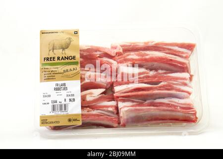 Alberton, Südafrika - eine Packung frischer Lammrippen aus Freiland von Woolworths Food isoliert auf einem klaren Hintergrundbild mit Kopierraum Stockfoto