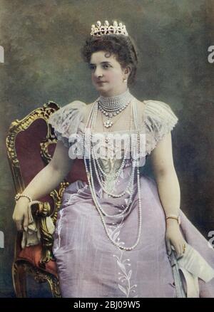 Ihre Majestät die Dowagerkönigin Margherita von Italien - Maria Margherita Teresa Giovanna wurde am 20. November 1851 geboren. - Königin Margherita von Savoyen wurde auf einer Reise nach Neapel eine Pizza in den Farben der italienischen Flagge geschenkt und sie wurde von da an Pizza Margherita genannt. Stockfoto