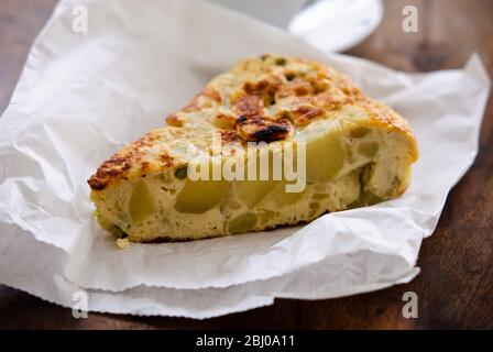 Kartoffeltortilla - 250 g gekochte Kartoffeln (noch fest) - 1 Zwiebel, in Scheiben geschnitten - 1 Knoblauchzehe, geschält & gehackt - 2-3 El Olivenöl - 4 Eier - Salz & Fre Stockfoto