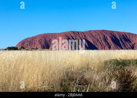 Blick auf Uluru, im Uluṟu-Kata Tjuṯa Nationalpark, Northern Territory, Australien Stockfoto