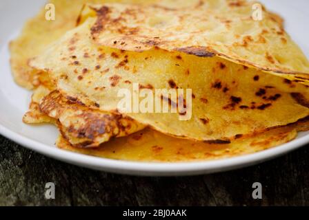 Mexikanische Maispfannkuchen auf weißem Teller gestapelt Stockfoto