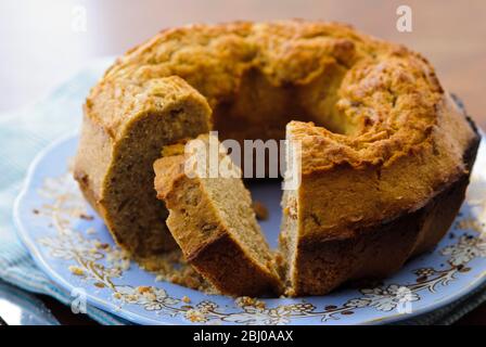 Karottenkuchen aus glutenfreier Kuchenmischung, in einer Ringform gebacken Stockfoto