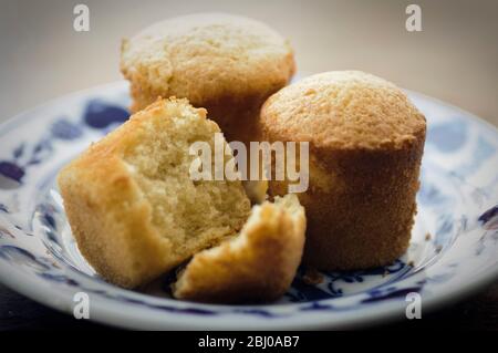Kleine, hohe, selbstgebackene Mandelmuffins. Rezept verfügbar Stockfoto