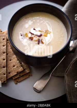 Sellerie und Blauschimmelkäse Suppe mit Beilage aus gebratenem Pancetta und Äpfeln Stockfoto