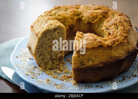 Karottenkuchen aus glutenfreier Kuchenmischung, in einer Ringform gebacken Stockfoto