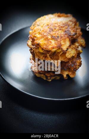 Stapel von Süßkorn und Krabben Fritters Stockfoto