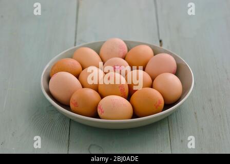 Schale mit braunen Eiern auf lackierter Oberfläche - Stockfoto