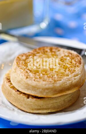 Heiße gebutterte Krümel auf weißem Teller - Stockfoto