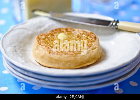 Heiße gebutterte Krümel auf weißem Teller - Stockfoto