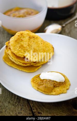 Kleine Pfannkuchen aus indischem Kichererbsenmehl (Chana dal), glutenfrei und sehr nahrhaft. Serviert mit Limettenchutney und Joghurt - Stockfoto