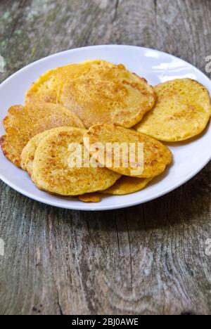 Kleine Pfannkuchen aus indischem Kichererbsenmehl (Chana dal), glutenfrei und sehr nahrhaft. - Stockfoto