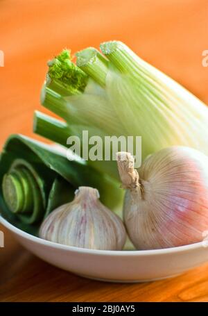 Eine Auswahl an frischem Gemüse, Fenchel, weißen Zwiebeln, Knoblauch und Lauch - Stockfoto