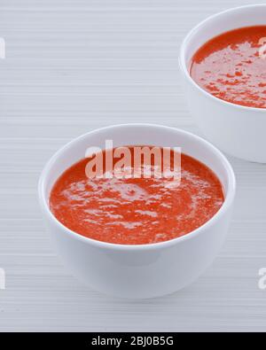 Gekühlte Gazpacho-Suppe in weißen Schalen - Stockfoto