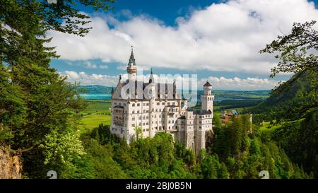 Neuschwanstein, schönen Sommer Landschaft Panorama-Bild der Märchen-Schloss in der Nähe von München in Bayern, Deutschland Stockfoto