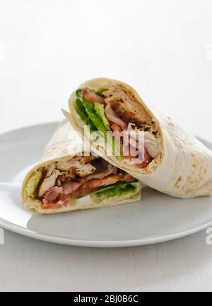 Sandwich Wrap mit Huhn, Speck, Tomaten und Salat - Stockfoto