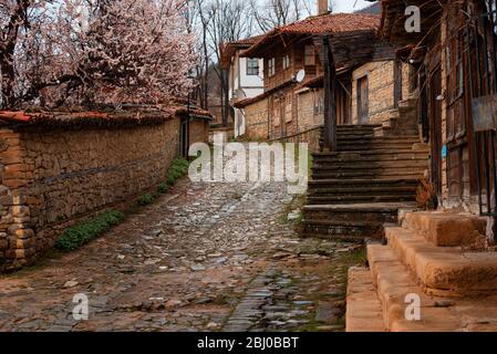 Zeravna, Bulgarien. Architektonisches Reservat von rustikalen Häusern und engen gepflasterten Straßen aus der bulgarischen nationalen Wiederbelebung Periode Stockfoto