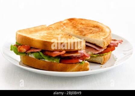 BLT, Bacon Salat und Tomato Sandwich auf geröstetem Weißbrot. - Stockfoto