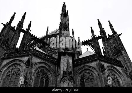 Prag, Tschechische Republik - 28. Dezember 2019: Details der St. Veits Kathedrale, ein gotisches religiöses Gebäude mit Türmen, Türmen und Mosaikdekorationen Stockfoto