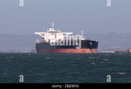 San Francisco, USA. April 2020. Ein Öltanker sitzt vor der Küste in der San Francisco Bay Area, USA, 26. April 2020. Zwischen Long Beach und der San Francisco Bay Area stehen mehr als 30 Öltanker mit über 20 Millionen Barrel Rohöl. Kredit: Li Jianguo/Xinhua/Alamy Live News Stockfoto