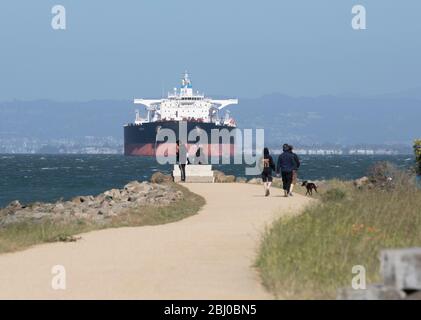 San Francisco, USA. April 2020. Ein Öltanker sitzt vor der Küste in der San Francisco Bay Area, USA, 26. April 2020. Zwischen Long Beach und der San Francisco Bay Area stehen mehr als 30 Öltanker mit über 20 Millionen Barrel Rohöl. Kredit: Li Jianguo/Xinhua/Alamy Live News Stockfoto