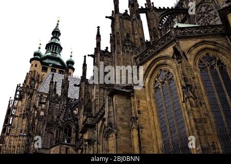 Prag, Tschechische Republik - 28. Dezember 2019: Details der St. Veits Kathedrale, ein gotisches religiöses Gebäude mit Türmen, Türmen und Mosaikdekorationen Stockfoto