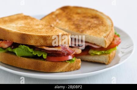 BLT, Bacon Salat und Tomato Sandwich auf geröstetem Weißbrot. - Stockfoto