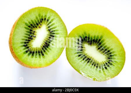 Halbierte Kiwi-Frucht auf weißem Hintergrund - Stockfoto