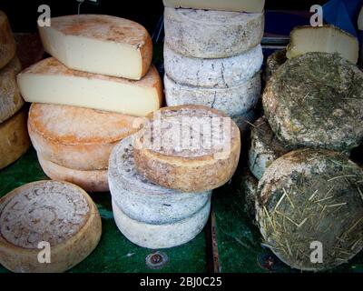 Italienischer Käse auf dem Markt in Edenbridge Kent - Stockfoto