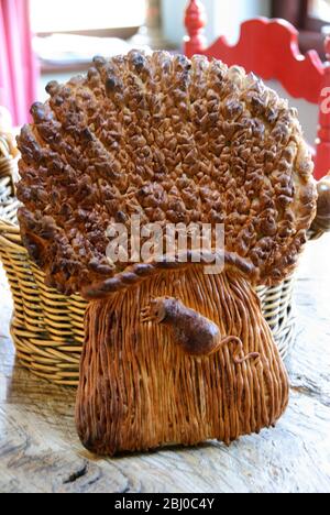 Dekorativer Laib in Form von Weizenbrot mit Maus für Erntefest - Stockfoto