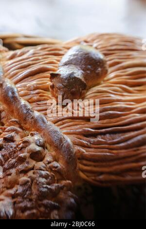 Dekorativer Laib in Form von Weizenbrot mit Maus für Erntefest - Stockfoto