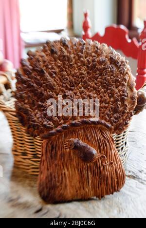 Dekorativer Laib in Form von Weizenbrot mit Maus für Erntefest - Stockfoto