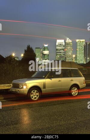 2002 Range Rover mit Canary Wharf im Hintergrund Stockfoto