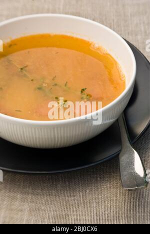 Schüssel mit wärmenden Suppe aus gelben Erbsen, guter Brühe, Stücken Chorizo-Wurst und Thymian-Zweige - Stockfoto