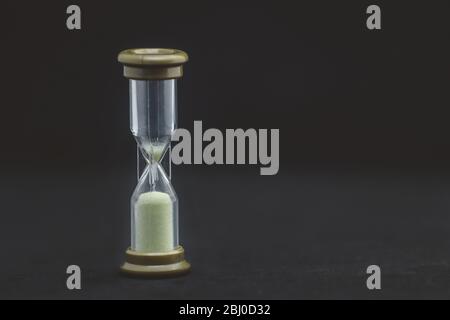 sanduhr isoliert auf schwarzem Hintergrund Stockfoto