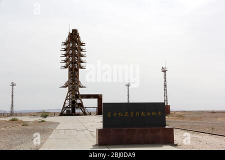 Jiuquan, Jiuquan, China. April 2020. GansuÃ¯Â¼Å'CHINA-am 24. April 1970, im jiuquan Satellitenstartzentrum in China mit unabhängiger Entwicklung der Langen März 1 Rakete erfolgreich gestartet Chinas ersten künstlichen Erdsatelliten "dongfanghong 1", wurde China die Sowjetunion, die Vereinigten Staaten, Frankreich und Japan nach dem fünften in der Welt hängen ganz von seiner eigenen Stärke erfolgreich gestartet die künstliche Erde Satelliten in der Welt. Die östliche rote Musik aus dem Weltraum hallt überall auf der Welt und verkündet der Welt, dass China offiziell in den Weltraum getreten ist Stockfoto