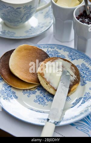 Teatime-Einstellung mit Scotch Pancakes und Himbeermarmelade - Stockfoto