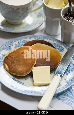 Teatime-Einstellung mit Scotch Pancakes und Himbeermarmelade - Stockfoto