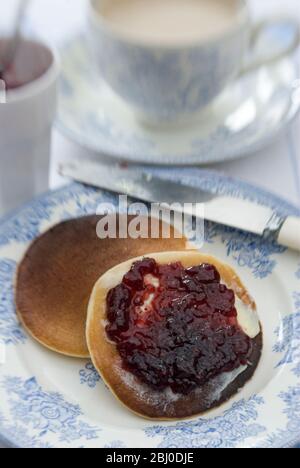 Teatime-Einstellung mit Scotch Pancakes und Himbeermarmelade - Stockfoto