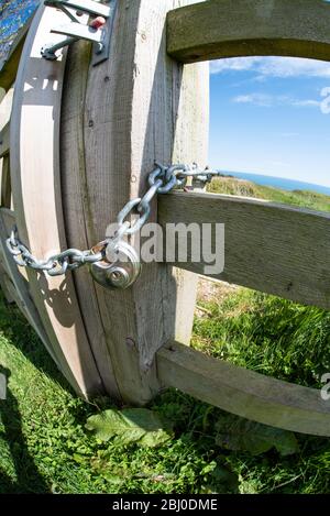 Verschlossenes Tor im Holzzaun UK Stockfoto