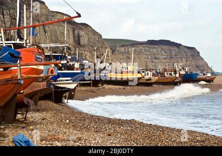 Fischerboote auf den Kiesel in Hastings, Sussex, UK - Stockfoto