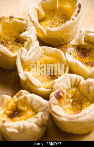 Hausgemachte pudding-Torten nach portugiesischem Stil mit Pudding- und Blätterteig für Konditoren - Stockfoto